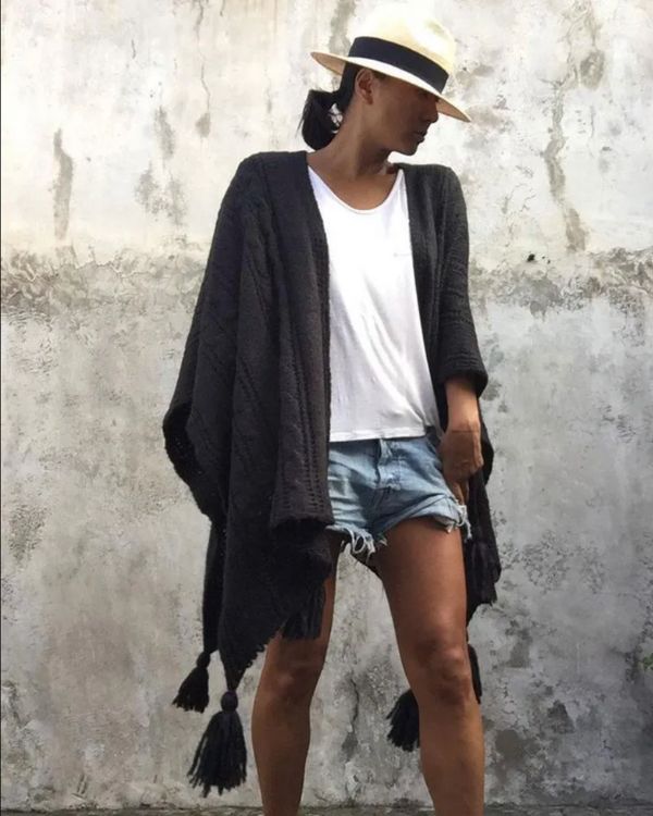 Schwarzer Boho Chic Poncho Cape mit Zopfmuster - Strick Haekel Cape 