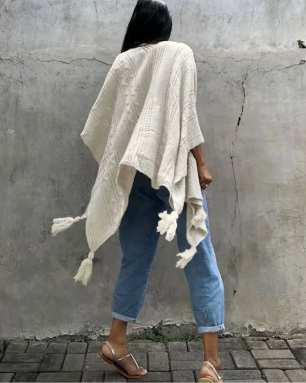 Weisser Poncho Cape Schal mit Zopfmuster - Strickponcho in asymmetrischem Schnitt 