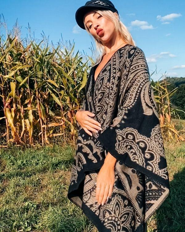 XXL Schal - asymmetrischer Poncho Cape mit Paisley Mustern im Boho Style