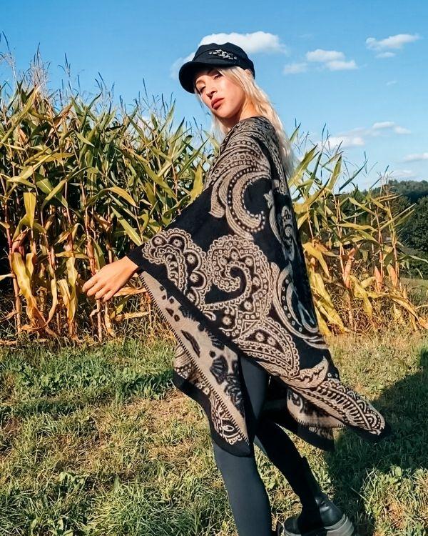 Stillvoller Poncho Capes Damen im Schweizer Onlineshop bestellen - XXL Schal mit Paisley Muster