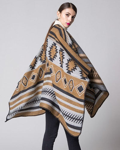Braun grauer Boho Cape Damen mit geometrischen Ethno Mustern 