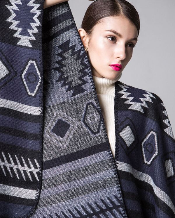 Boho Poncho Cape in blau mit geometrischen Mustern - Damen Bekleidung Schweiz
