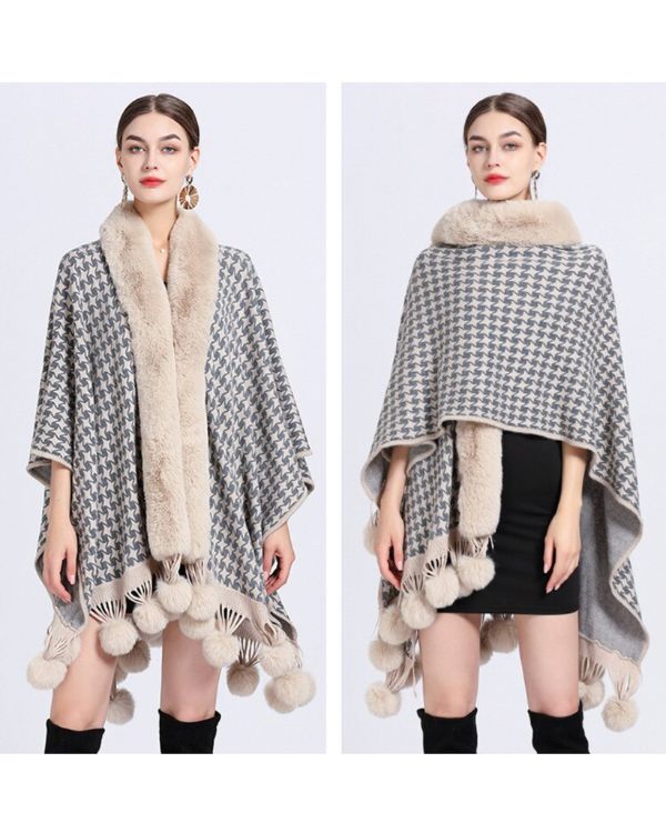 Beige grauer Poncho Cape Schal mit Kunstfell und Pompoms - Eleganter Damen Cape mit Fell 