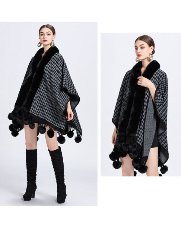 Schwarzer chicer Damen Poncho Cape mit schwarzem Kunstfell Kragen und grossen Pompoms an den Enden