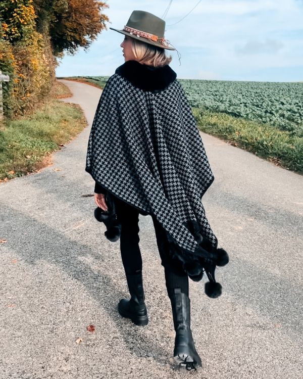 Poncho Cape mit quadratischen Mustern und schwarzen Pompom - Eleganter Damen Poncho in grau schwarz