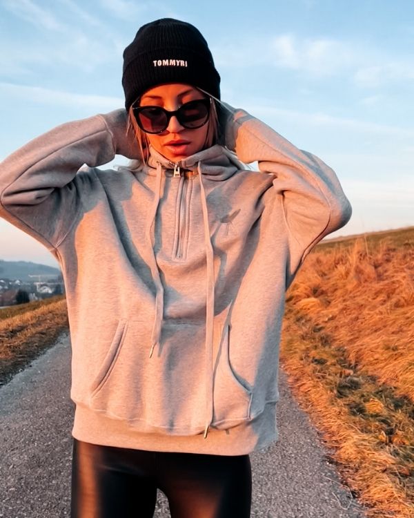 Grauer kragen pullover