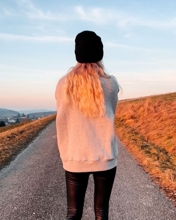 Grauer Winterpullover kuschelig und warmer Hoodie mit Fleece auf der Innenseite