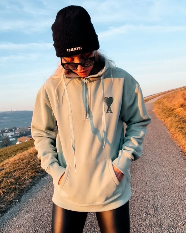 Gruener Hoodie Pullover mit Herz und A Stickerei auf der Vorderseite