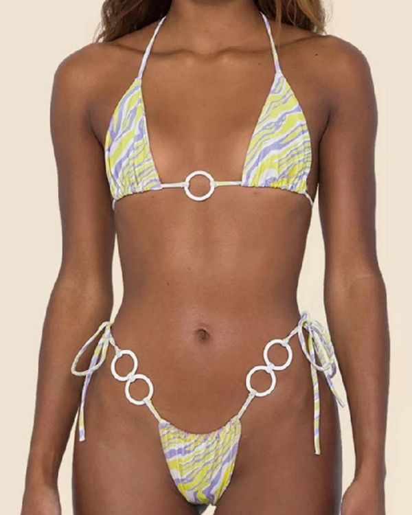 Bikini Set aus Triangel Oberteil mit Ring in der Mitte und String Tanga mit Ringen 