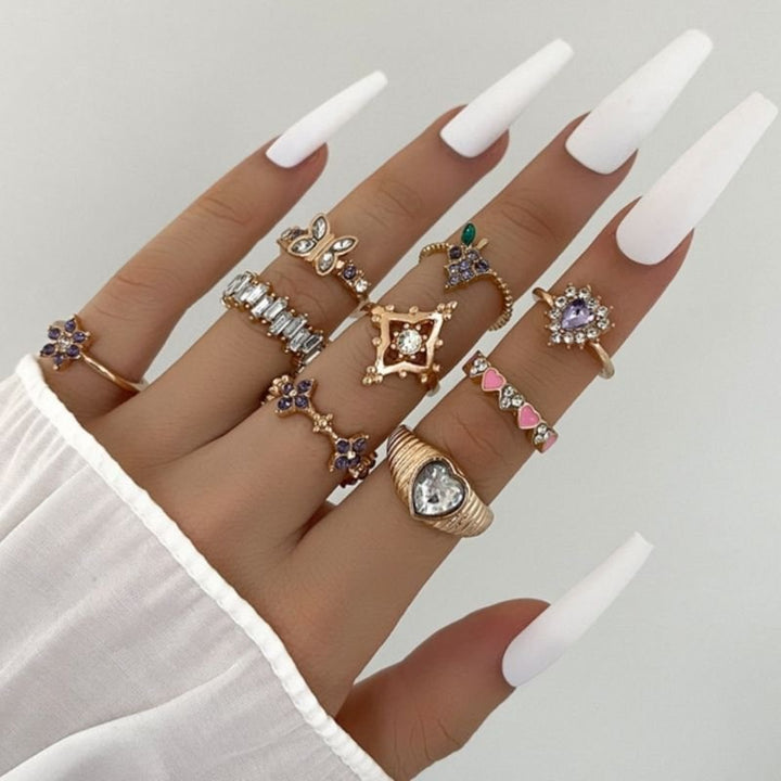 Modeschmuck Fingerring Set aus 9 diversen Ringen mit diversen Mustern und Formen - Violette Kristallsteine, Schmetterling und Herze 
