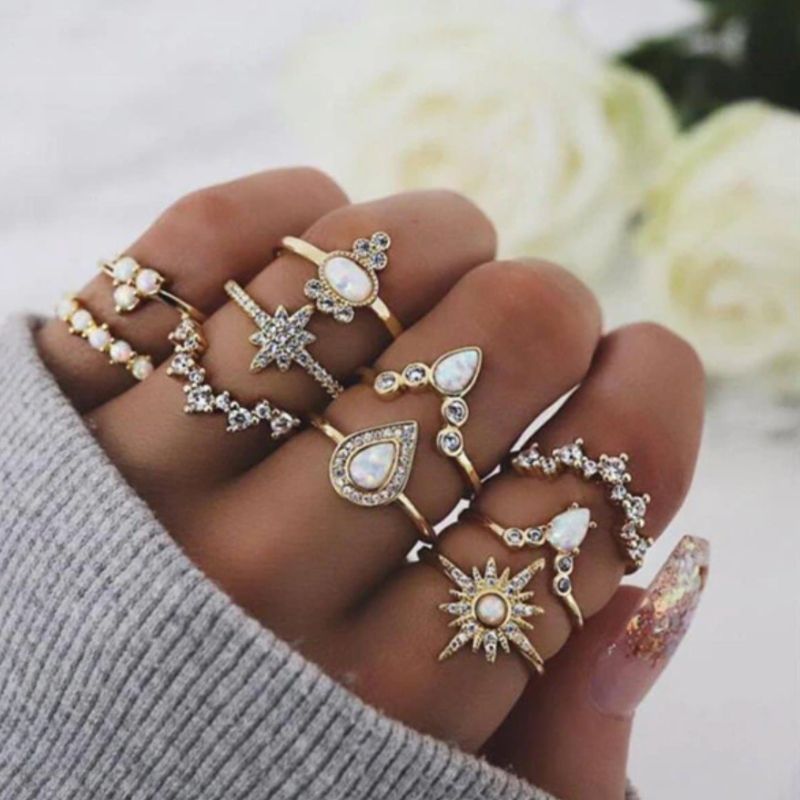 Goldenes Modeschmuck Fingerringe Ring Set aus 10 diversen Ringen mit Strasssteinen und Perlen