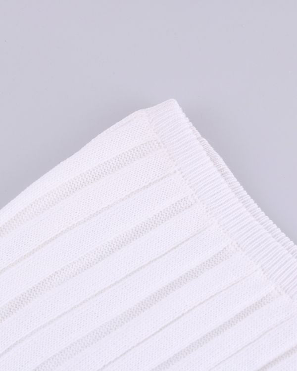 Weisses Strickkleid mit Streifen Muster und elastischen Materialien 
