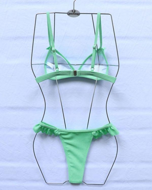 Triangel Oberteil mit Ruffled Effekt und Bikinihose mit Ruffle auf der Seite