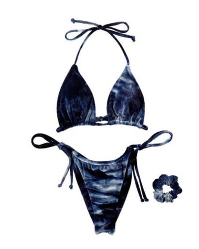 Dunkelblau Batik Tie Dye Bikini Set aus Triangel Vevet Samt Oberteil und Samt Badehose mit passendem Scrunchie Haargummi 
