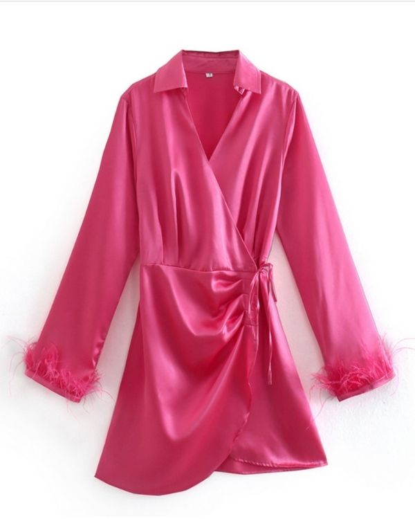 Pinkes Damen Satin Kleid mit Fluffy an den Enden der Aermel 