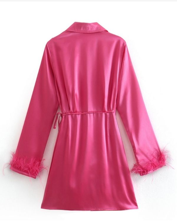 Pinkes Rosa Satin Kleid zum binden auf Taille Hoehe und mit Kragen 