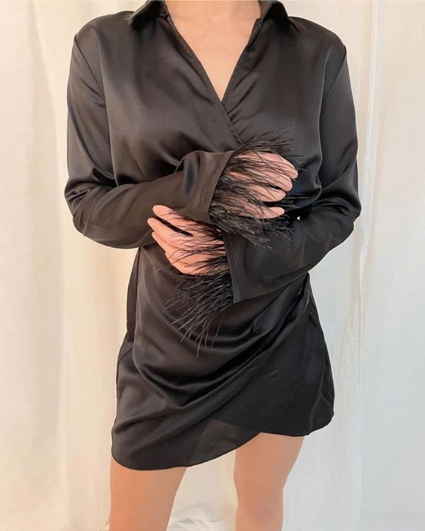 Schwarzes Damen Midi-Kleid mit Kragen und Fluffy am Ende der Aermel