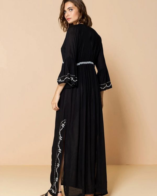 Elegantes Damen Hippie Kimono mit weissen Stickerei Bluen Mustern
