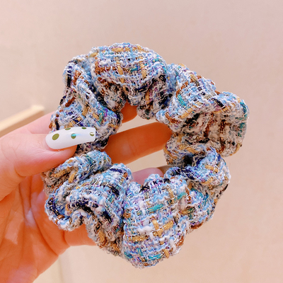 hellblaues Haargummi im Scrunchie Look