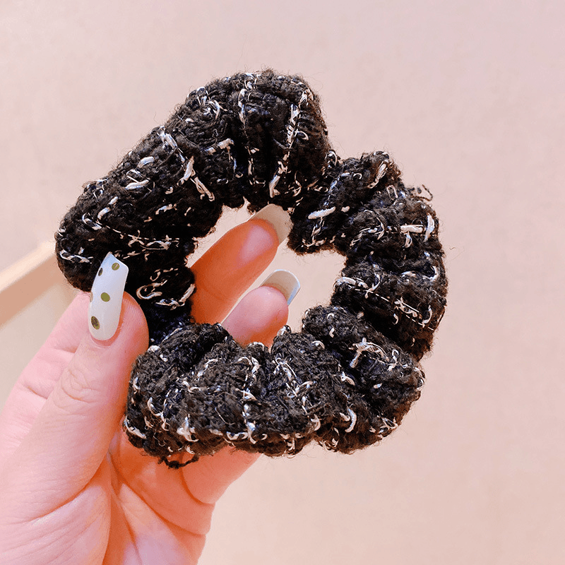 schwarzes Scrunchie aus Mischgewebe im Chanel Look