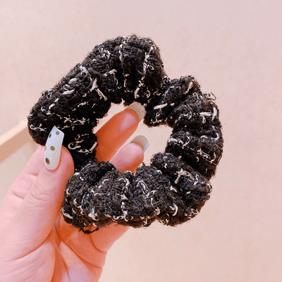 schwarzes Scrunchie aus Mischgewebe im Chanel Look