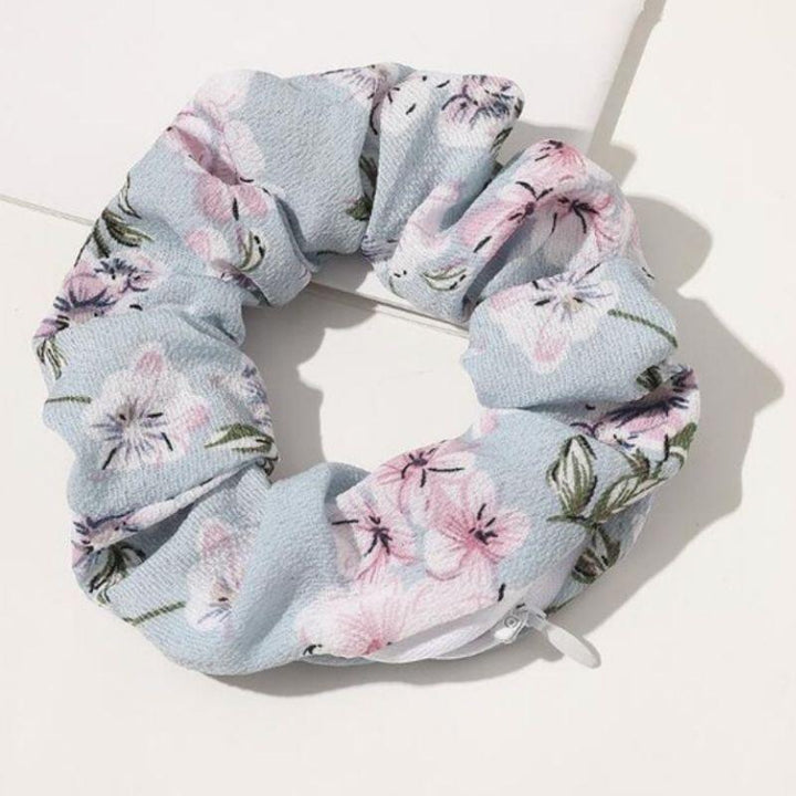 Hellblaues Blumen Haargummi Scrunchie aus Stoff mit Reissverschluss - Poket Scrunchie