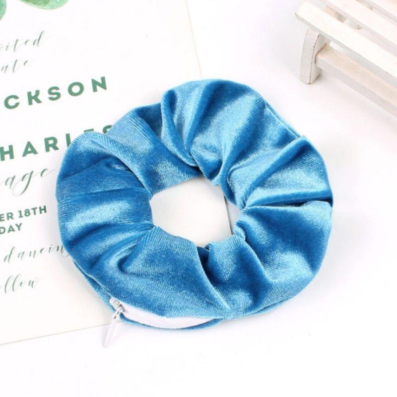 Blaue Samt Velvet Haargummi Scrunchie mit Reissverschluss um kleine Sachen zu verstauen