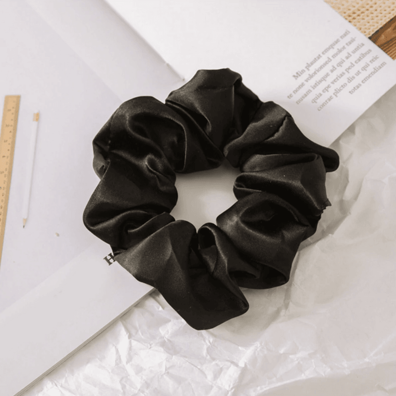Schwarzes Scrunchie Haargummi mit Glanz Effekt