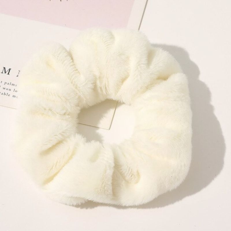 Milchweisses Fluffy Pluesch Scrunchie Haargummi - Scrunchies im Fluffy Effekt in weiss