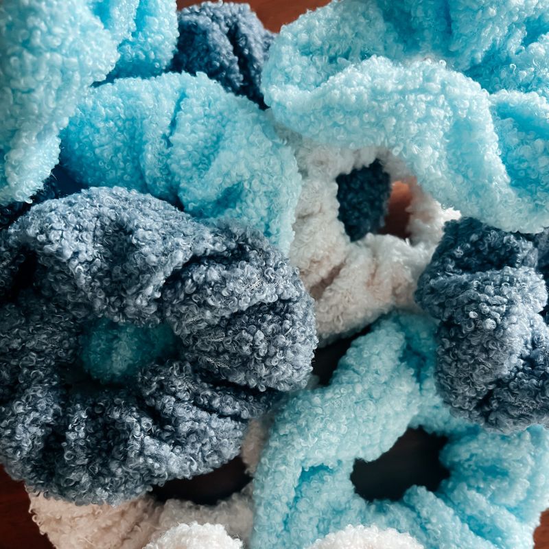 fluffige Plüsch Kunstfell Scrunchie Haargummis in diversen Farben 