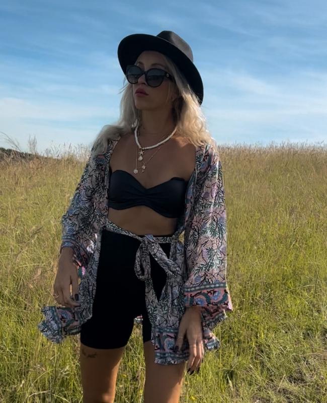 Kurzes Kimono aus Seide mit langen Aermeln 