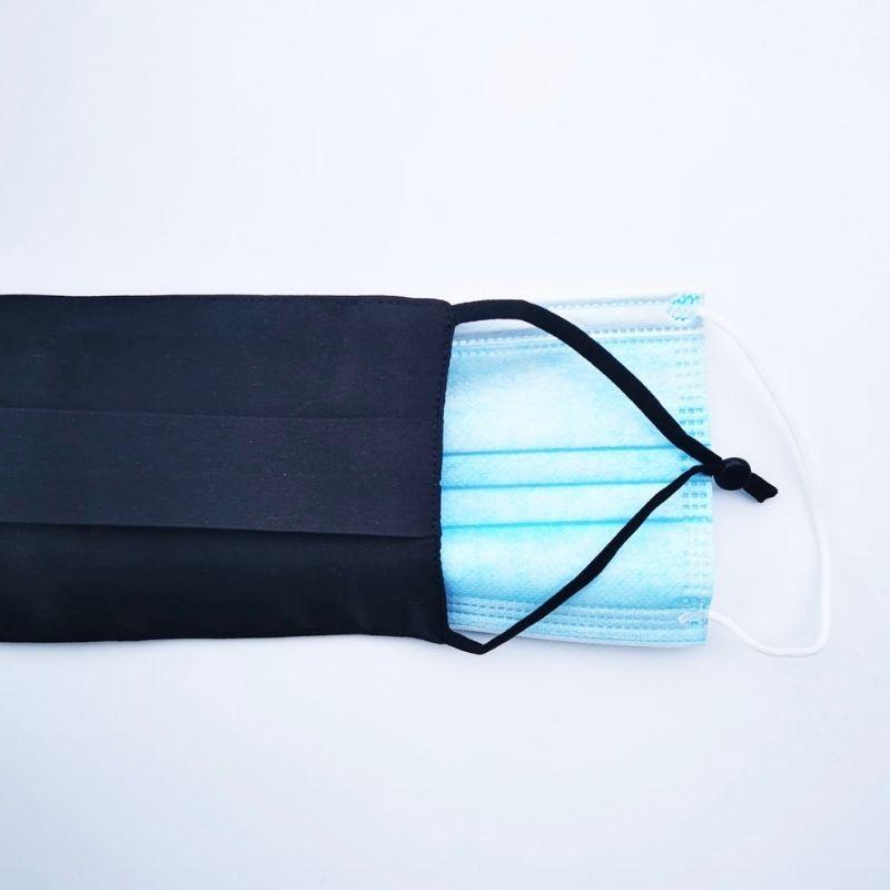 Dunkelblaue Seidenmaske mit Oeffnung fuer extra Einwegmaske 