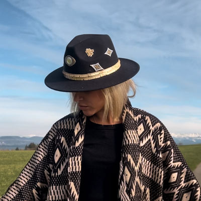 Schwarzer Boho Sombreo mit breiter Krempe und goldenem Rand und goldenen Patches