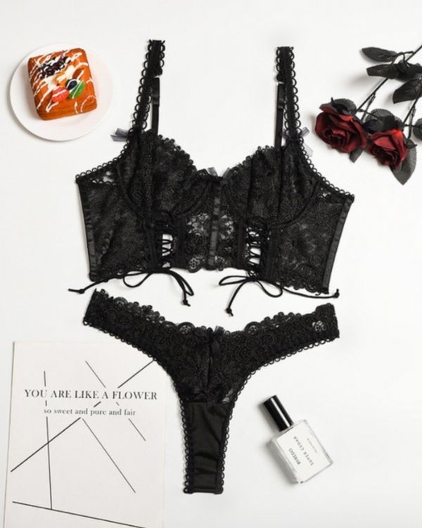 Schwarzes Spitzen Lace Blumen Dessous Set aus Crop Top mit Schnuerrung und Blumen Mustern und passendem High-Waist Tanga