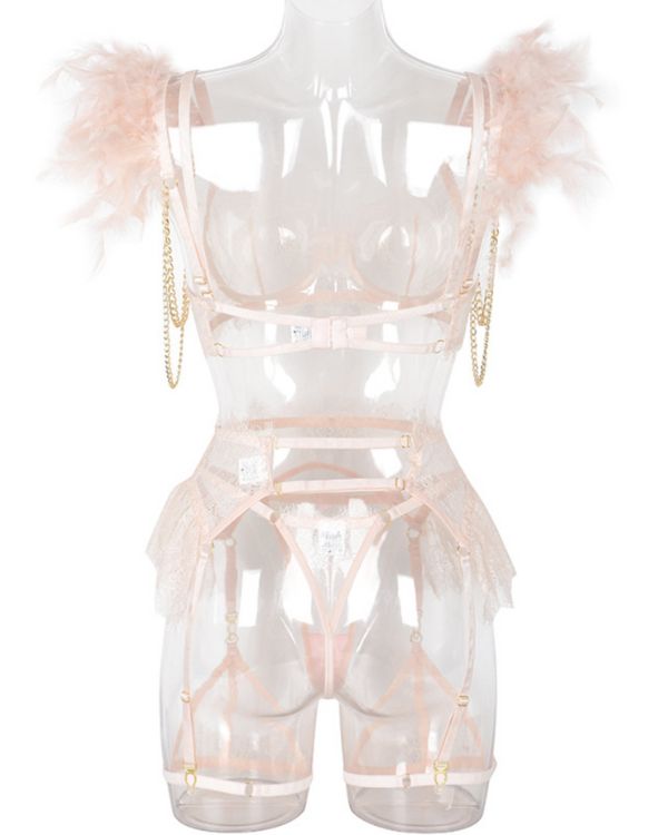 Rosa Spitzen Dessous Lingerie Set aus 3 Teilen mit BH und Feder ueber den Schultern - Gliederketten die ueber die Schultern fallen 