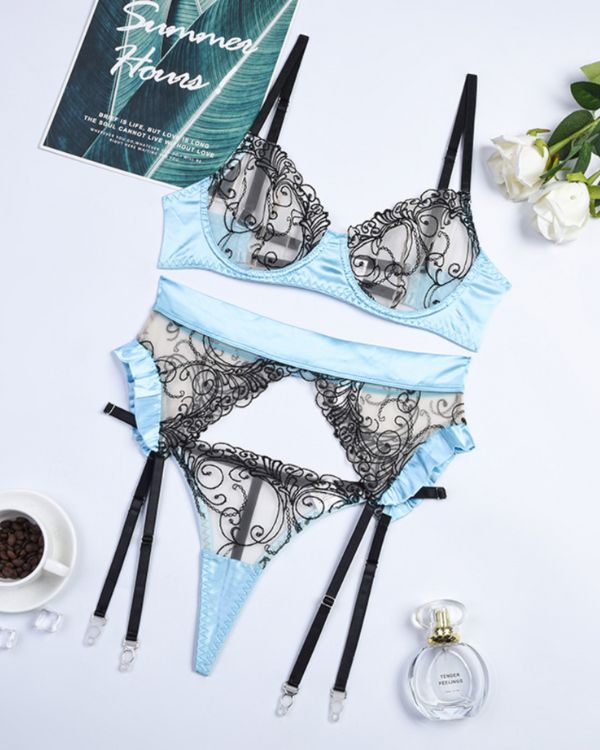Hellblaue schwarzes Dessous Lingerie Set mit Spitzen Floral Blumen Stoff und hellblauem Rand Details 