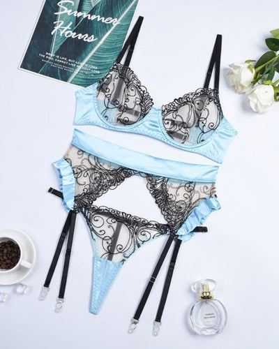 Hellblaue schwarzes Dessous Lingerie Set mit Spitzen Floral Blumen Stoff und hellblauem Rand Details 