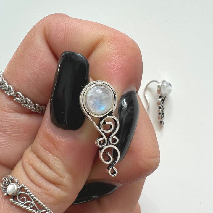 Boho Gipsy Silber 925 Ohrringe mit hellem rundem Mondstein und schnuerkel Muster 