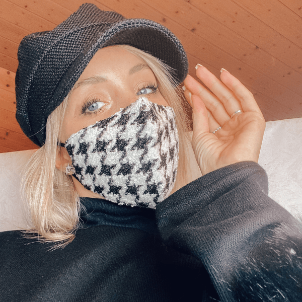 Pied de Poule Fashion Stoffmaske | Mundschutz im Hahnentritt Muster in schwarz und weiss | Designer Maske aus gewebter Wolle im Chanel Style | Exklusive Deluxe Fashion Maske für Damen | schwarz-weiss Mundschutz mit Style 