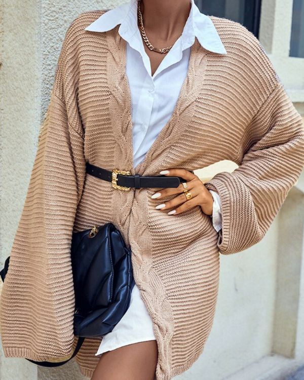 Elegante halblange Damen Strickjacke mit Zopfmuster und Strickmuster 
