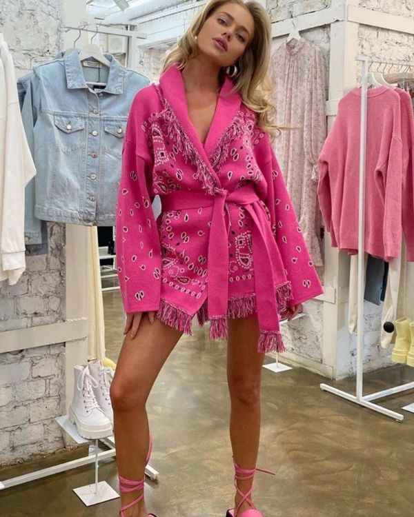 Pinke Damen Strickjacke mit weitem Kragen, Fransen und Paisley Mustern