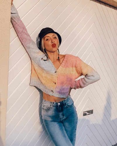 Regenbogen Strickjacke mit Knopf und Zopfmuster