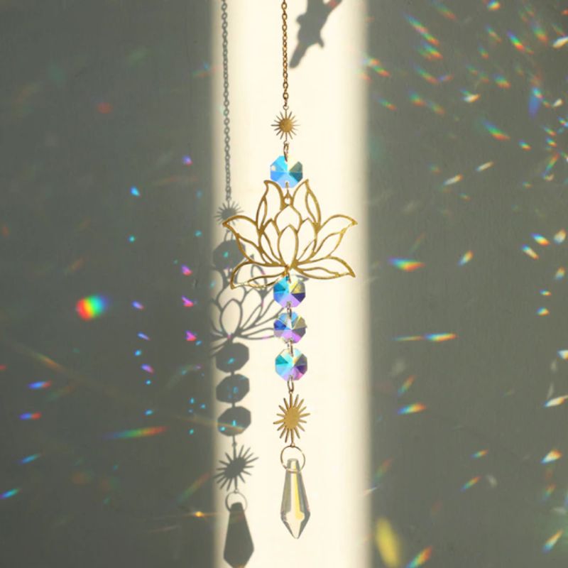 Lotus Kristall Sonnencatcher Sonnenfaenger in gold mit Prisma Kristallsteinen und Sonnen Symbolen - Suncatcher zum aufhaengen
