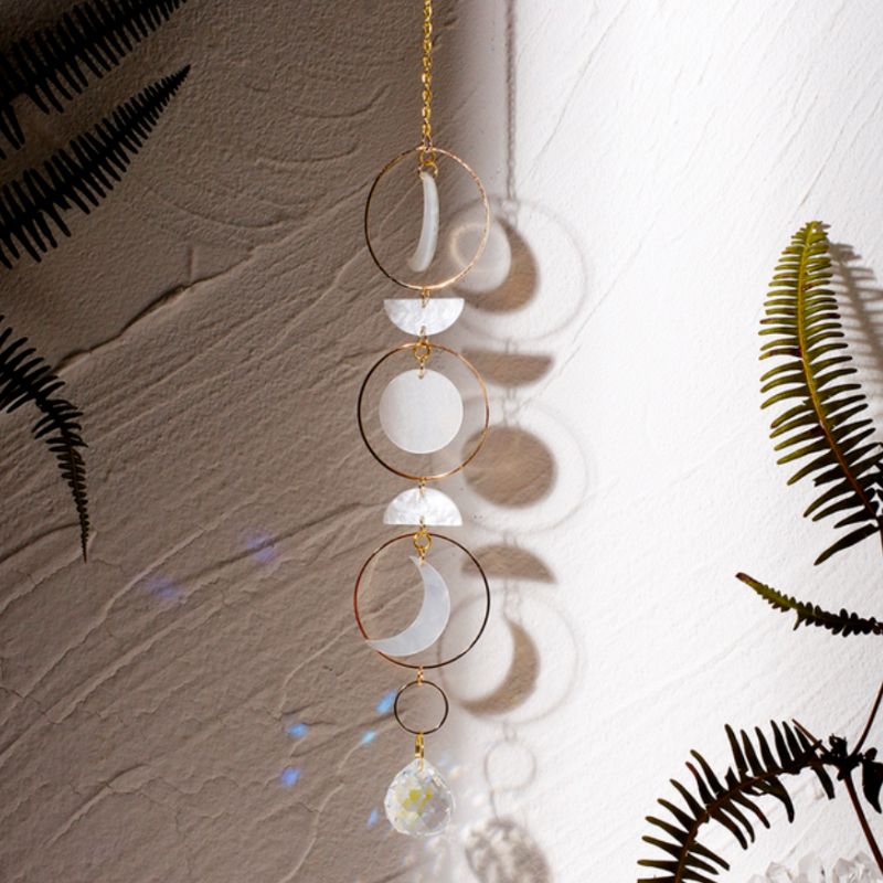 Suncatcher Windspiel Haenger aus Kreis Ringen mind Mondphasen und Prisma Stein am Ende des Haengers - Sonnenfaenger fuer dein Zuhause