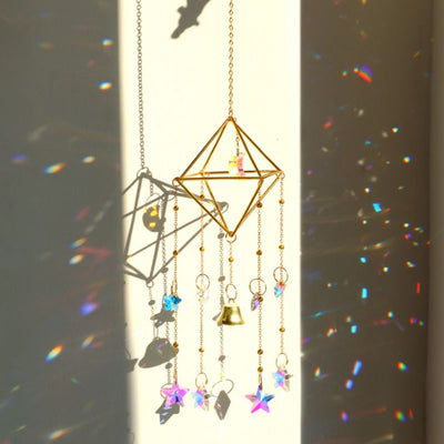 Suncatcher Sonnenfanger mit goldener Kubus Form, Kristall Prisma Steinen