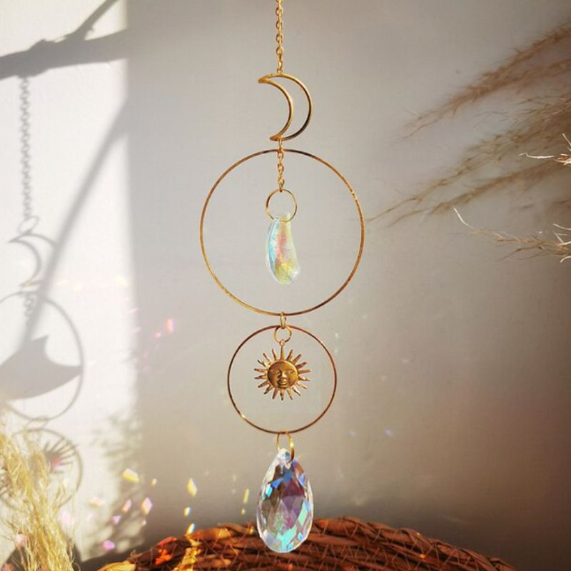 Sonnencatcher aus goldenen Ringen mit Prisma Kristallsteinen, Mond und Sonnen Symbol