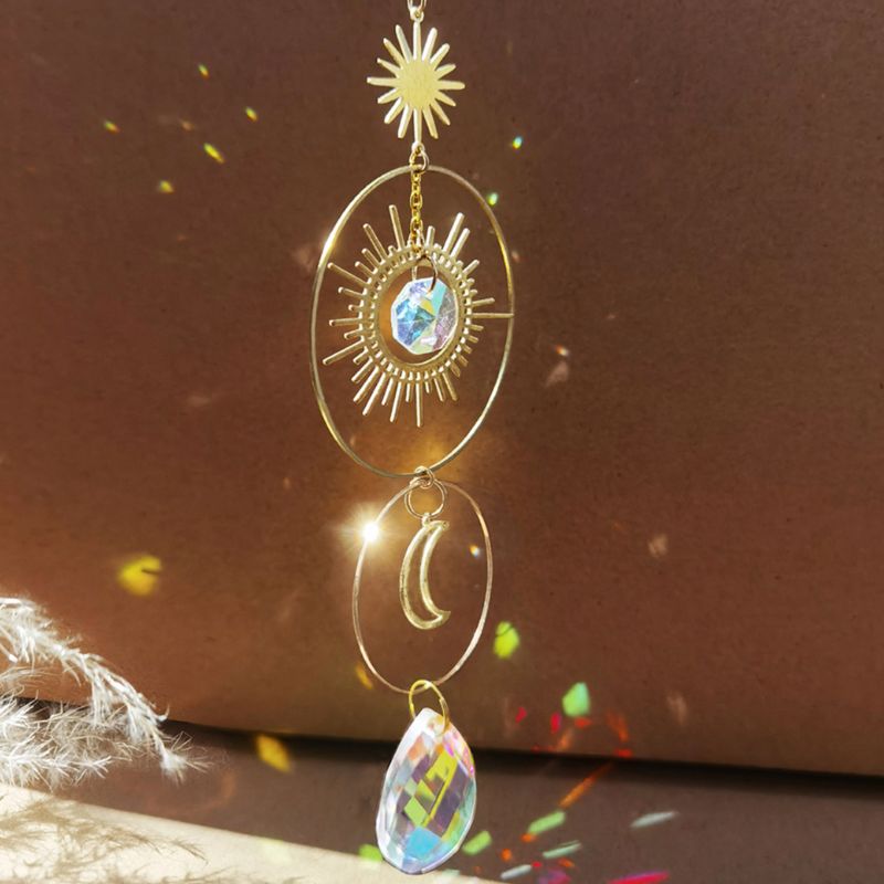 Goldener Suncatcher mit Sonnen und Halbdmond Symbol und Prisma Kristallsteinen 