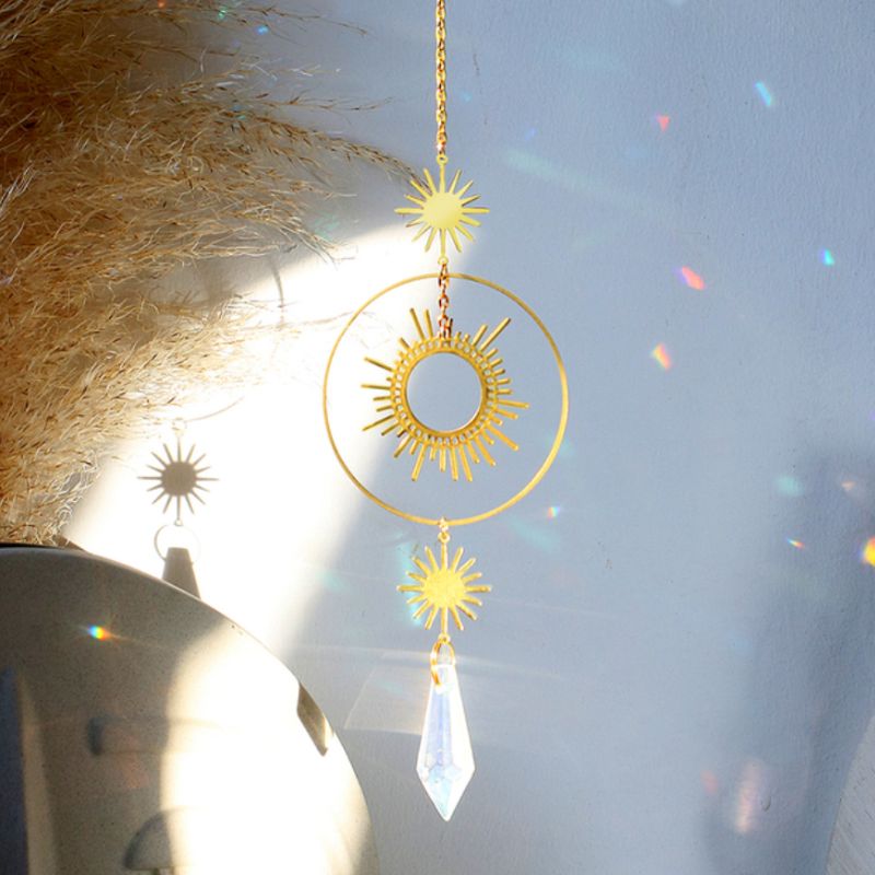 Goldener Sonnen Faenger Catcher mit Sonnen Symbolen und Prisma Kristall Tropfen Stein
