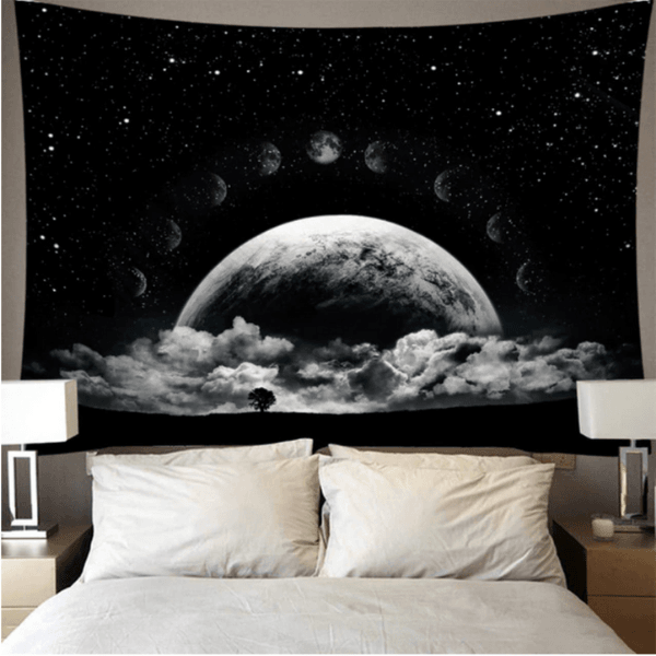 Wand Deko Tuch schwarz mit Mondphasen und Sternenhimmel | Wandteppich Wandtuch mit Sternen und Mond und Wolken Motiven | Psychedelic Hippie Style Wand Dekoration für dein Zuhause