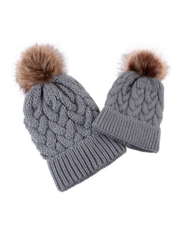 Graue Wintermuetze mit Zopfmuster und Fellbommel in braun - Mutter Tochter Style Kopfbedeckung Beanies kaufen